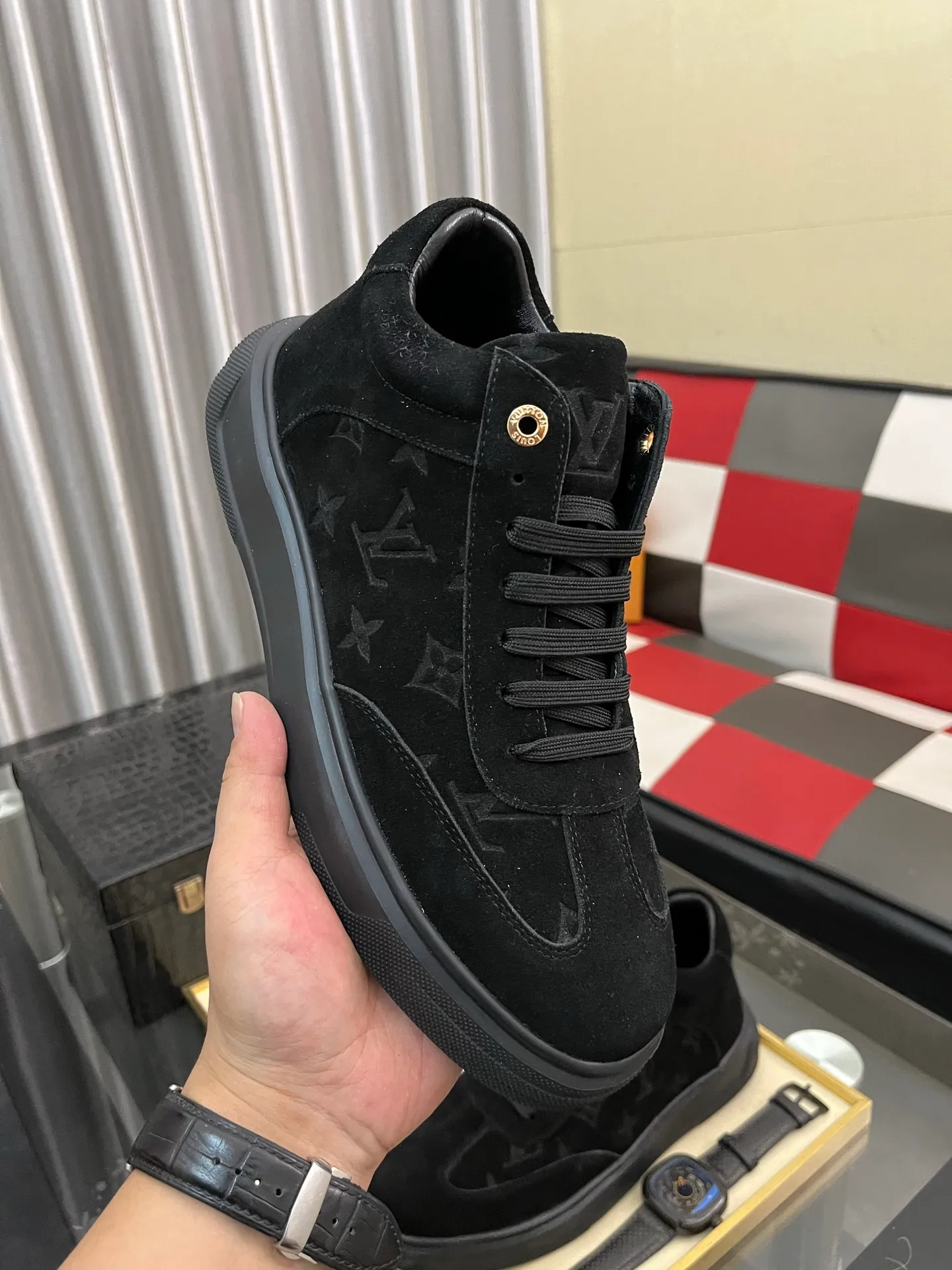 Ex-factory price: 420⌚️⌚️《Louis vuitton/LV Louis Vuitton》original quality.~ Unique modern style sneakers. 🏃A must-have casual shoe for trendy men😍😍 Original brand imported from Italy, imported original leather, cowhide lining (refuses to discolor and grind feet) sole: original sole provided by the original factory, French lazy style design ⚠️Fit to the feet, original quality, super comfortable original sole. Code number: 38-443️⃣Colors available